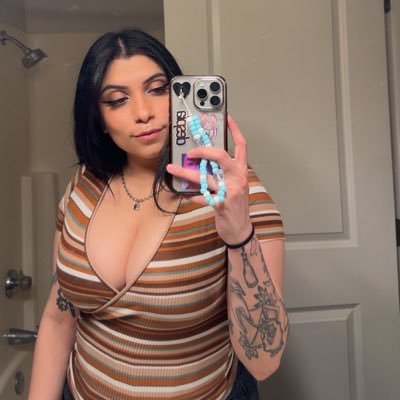 • your favorite consistently inconsistent streamer • priv: @urcyb3rgf • kpop spam: @red_lightz_ •