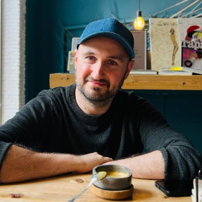 Fui periodista un tiempo. Después hice cositas de marketing y comunicación. Ahora le tiro pan a los patos en el parque.