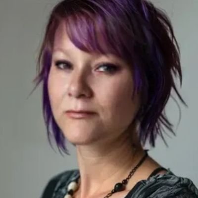 Vaimo ja kahden dogin mamma. Introvertti joka viettää hiljaiseloa pikkukaupungissa. Baari-illat sekä muu hurlumhei taakse jäänyttä elämää. Luojan kiitos! 😄