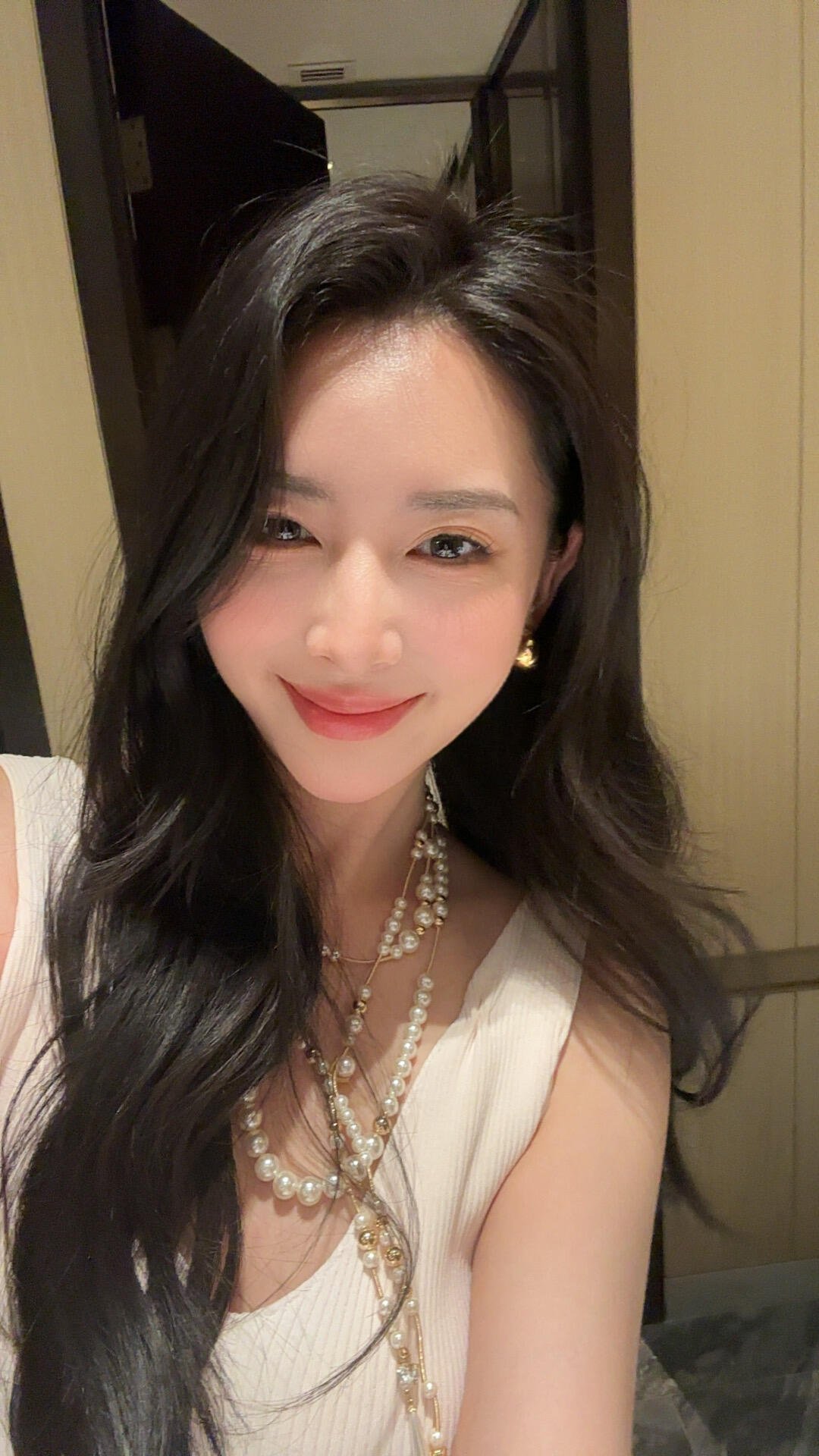 안녕하세요. 만나서 반갑습니다. 오랫동안 싱글이었어요. 파트너를 찾고 있어요. 저를 추가해 주세요. 라인 ID: lily8458. 온라인에서 기다리고 있을게요.