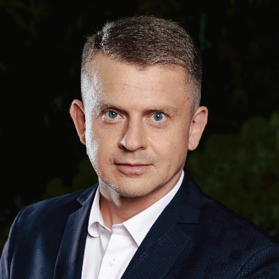 ▪️ dyrektor pionu News i Biznes Grupy Iberion ▪️były redaktor naczelny Wirtualnej Polski i Kanału Zero ▪️ autor książek non-fiction i literatury dla dzieci ▪️