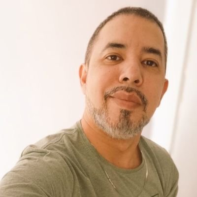 Capricorniano em busca de novas amizades e quem sabe um novo amor ,sou um cara simples em busca d novas conquistas,gosto do simples 😉viajar, barzinhos e cama