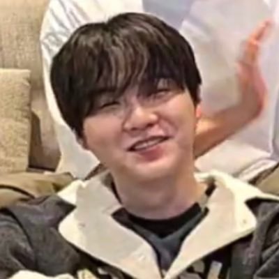 I love all 7 of them!! They all have my heart but Yoongi has my soul 💜