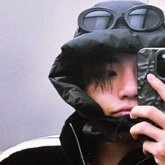 _stillwithv's profile picture. 1994. Virgo. If I’m not reading kv, I’m reading vk. Filthy asf with communication is my religion 🧎🏻‍♀️