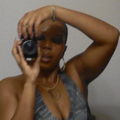 just a ♊️ eating hot chip and tweeting her thought//writer//poet//shapeshifter//HTx