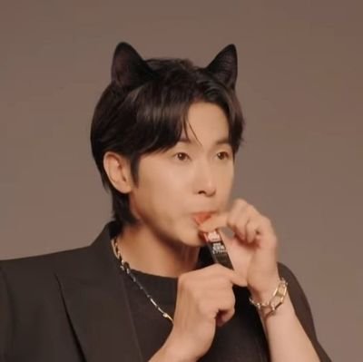 I'm a 36 year-old former English major and current nurse. Kpop fan. TVXQ lover. Fanfic writer.