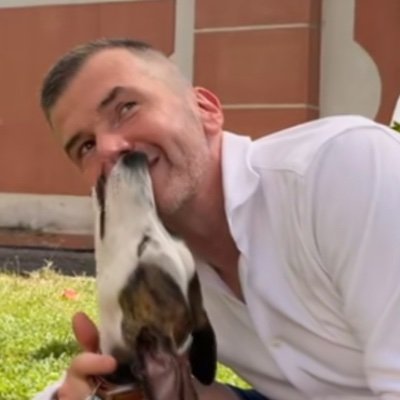 Otec_Občan_Novinář_Učitel_Autor
♥️_🇨🇿_📺_🎓_📚
Father_Citizen_Journalist_Teacher_Author
…& Milovník 🐶 | 🐶 Lover…jakub.zelezny@ceskatelevize.cz