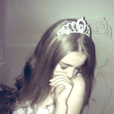 emanuelly056's profile picture. 