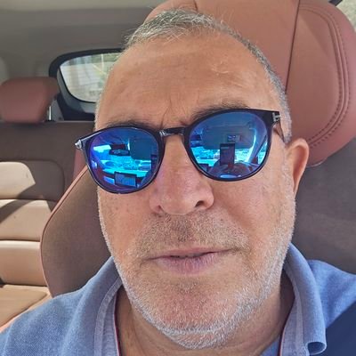 פעם עיתונאי ועורך. ביום טוב מצייץ פרשנות בשקל. לחסרי תמונה ושם, אין סיכוי אצלי, אבל אם אתם מתעקשים, תנסו. אם תהיו ממש טובים, לא אבלוק אתכם