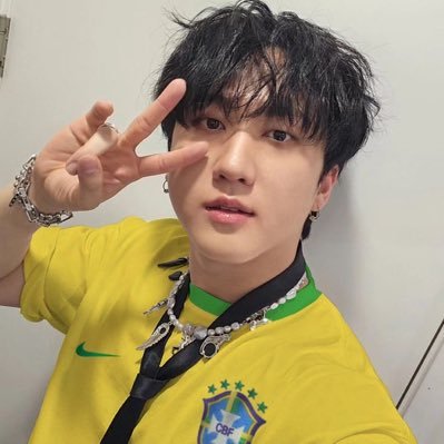 eu e o changbin de conchinha escutando louis tomlinson