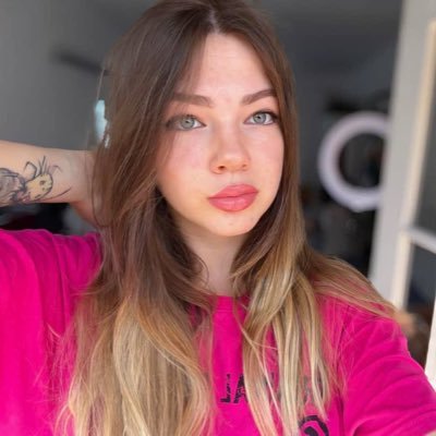 Elena1_3ty's profile picture. 