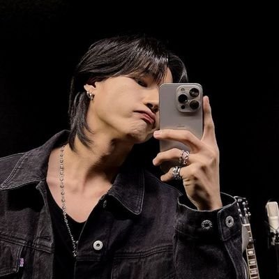 kthvmo's profile picture. 18. bts y yo un solo corazón 🏡❤‍🩹 
seokjin me agarró la mano tweet diario