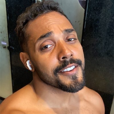 Nem magra demais pra ser padrão, nem alta demais pra ser cavalona, eu sou um pônei cansado