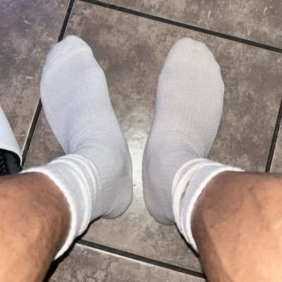 👣 Vends pieds & chaussettes sales 🧦 Odeur forte, sueur garantie 🔞Domination incluse, tu te tais, tu payes 📦 Demandes spéciales possibles… si tu mérites DM