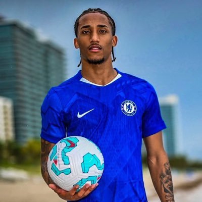 MRMANDATOR's profile picture. Die-hard Chelsea fan 💙 | Creative Fashion Designer | Turning blue blood into fashion threads 🧵⚡