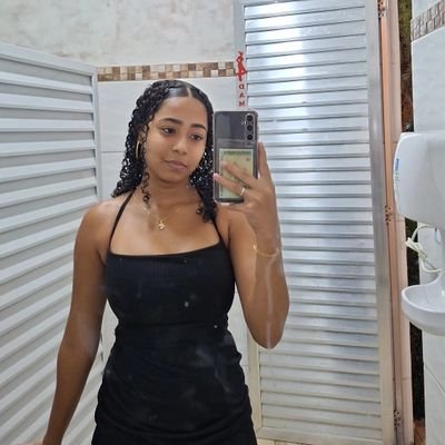 ellnsx's profile picture. everything is gnarly.