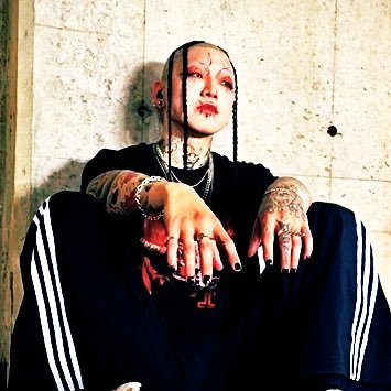 scarlet70349752's profile picture. DIRENGREY/sukekiyo/petit brabancon/京虜 タトゥーがたくさん入っているだけの田舎の美容師 自称adidas非公式アンバサダー 173cm/70kg 毎日服を着ています