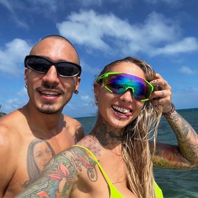 She’s a Mermaid 🧜🏼♀️ mixed girl 🇨🇴/🇩🇪 He’s Colombian 🇨🇴 and cooks 👨🍳 Adventure&Sex tapes📹🔥