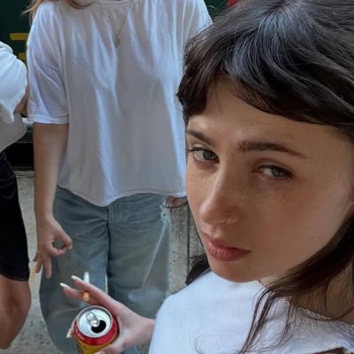 🏳️🌈Hockey watcher. #Canucks Clairo supremacy. Big yapper (abt everything). Let’s be moots!