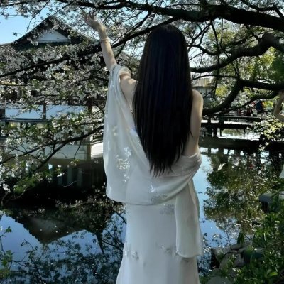 Li_yyyyA's profile picture. Let dreams shine with colorful light on the road ahead!