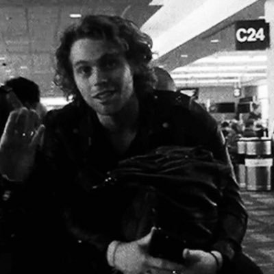 thatscoolbaby_'s profile picture. luke hemmings enthusiast, easier mv #1 viewer. idk how this app works