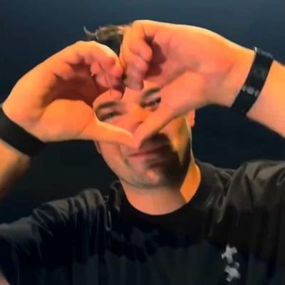 Music and sports enthusiast| 🏀⚽🏍️🚲🏎️|🎧 @coldplay @martingarrix @martingarrixaddicted on IG
|✍🏻@BasketMegazine