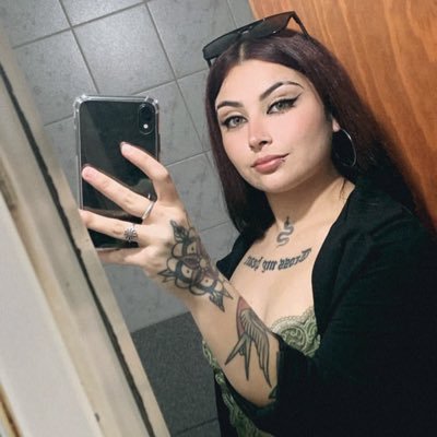 mercenievas4's profile picture. ricotera🤘🏻

escorpiana hasta los huesos🦂