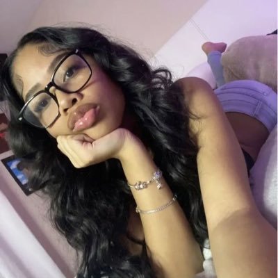 hey it’s freaky destiny here I sell feet if willing the buy I am great and talking sexy asf just hit me💗