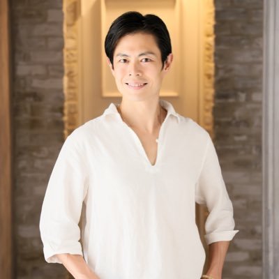 「人は本来、完全で調和の取れた存在」 身体を動かし、呼吸を深め、抑圧された感情や歪んだ認識を癒し統合することで、心・身体・人生すべてが自然に整っていく──。 この哲学のもと、YOGA・呼吸法・コヒーランス・波動水などを通じて、心と身体と魂の調和を取り戻すお手伝いをしています。