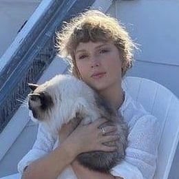🕛🥂🪩🐍🧣💎🤍🩷🗽
Obcecado por Taylor Swift e Sarah Michelle Gellar ✨