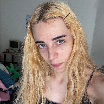 je hack des trucs, je répare des macintosh anciens, je shitposte et je me fringue en latex ~ 🏳️⚧️🏳️🌈