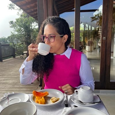 Cristã, casada, anti hipocrisia esquerdista, conservadora.