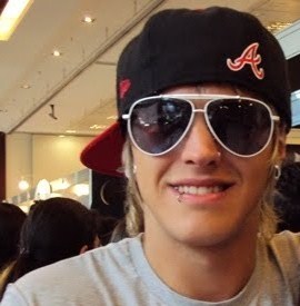 Fã sofre, chora, como todo ser humano… Mas uma fã não desiste nunca. Fã clube dedicado para o baterista da banda Restart (@thomasrestart). Desde 25/12/11