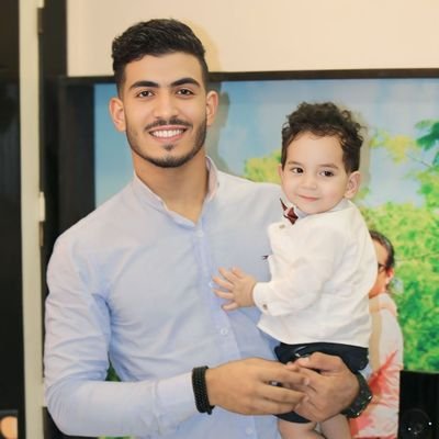 ليست اللحظه إنّما الشخص ليست المائده إنّما الرفاق ليست أين إنّما مع منً!