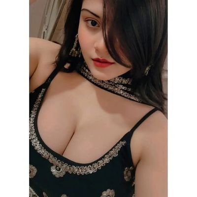 21 سال کی سٹوڈنٹ، ملتان سے۔ کیم شو نہیں کرتی۔
تھوڑی بد تمیز ہوں تو ایک بات کو ایک بار ہی سمجھ لیں۔