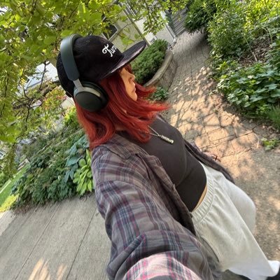 nerd for emo music | she/they | 21 | priv: @ilovetopazz