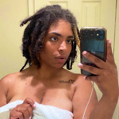 wanna see me eat that 🍆 up ? Aries ♈️ , Freak Nasty Bihh 🎀 , Mami’s Lil Slut ✨🧚🏽♀️💋