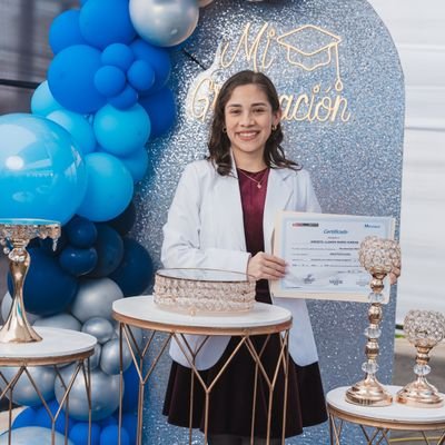 Pequeña. Apasionada. Pensante. Jodida. Renegona. Médica-cirujana. Anestesióloga.