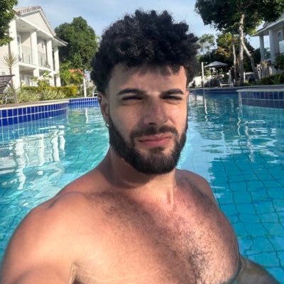Tenho doutorado em irritar as pessoas pela escola da vida, posto uns biscoitos, uns vídeos cantando e algumas fotos fingindo q sou cult.