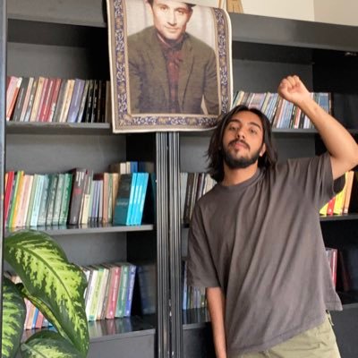 “Ey ölümsüz halkımız için toprağa düşenlerimiz Ey yüce oğulları kızları halkımızın Gururla ve sabırla dinlenin şimdi Kavganızı sür­dürüyor yoldaşlarınız”  ☼ ☭