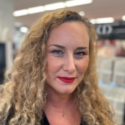 silk_magic's profile picture. Christian Economist and Political Scientist. Philosophy, Art and B.K.S Iyengar Yoga. Ayurveda Practitioner and Magnificent Single Mom of Mila !