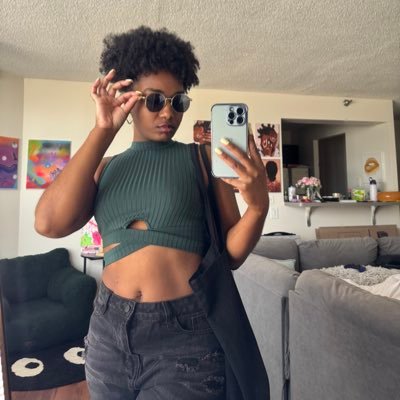 FemaleTweety's profile picture. 