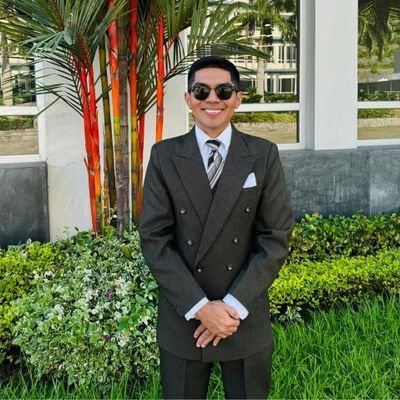 Docente Universitario,Con Un Posgrado En Derecho Penal.