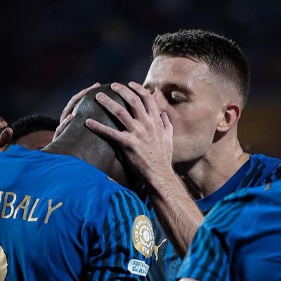 دمي أزرق حب الأزرق فيني طغى، يعني الهلال ثمّ الهلال ثمّ الهلال ثمّ انتهى