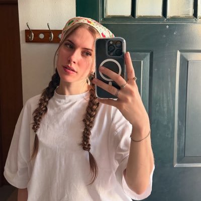 🎨 She/Her | 26 | Artist in starlit realms 🌌 | Dreamscaper Digital artist turning ideas into visuals with animation and crypto art.