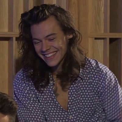 vivo entre páginas de livros, episódios de séries, cantores favs e músicas do harry styles e justin bieber.💘