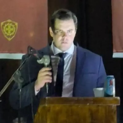 Hace veinte años que crio pianos, actualmente no vivo en Los Aples, no me busquen allá.