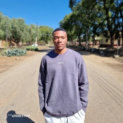 kuzy_zw's profile picture. A human being; in a one sided relationship with poetry.