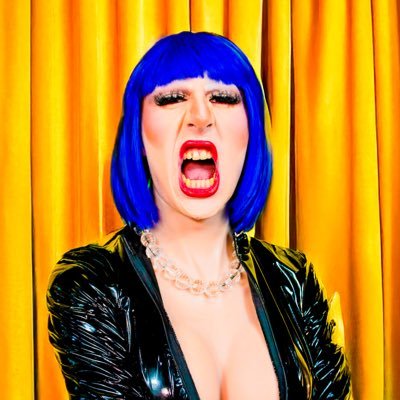 Atriz do Atua ou Surta da @diaestudio, drag queen com peruca de qualidade duvidosa e criadora de material potencialmente sensível :)