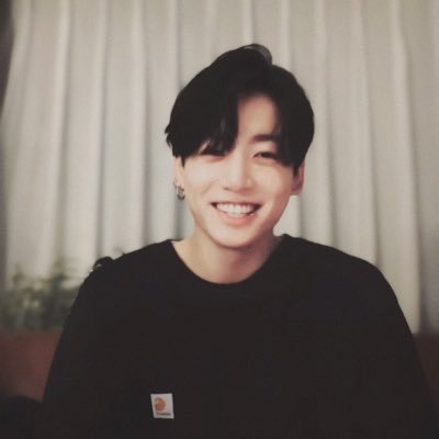 hi, i’m em • ao3: alwayswithyou320 • tk fic writer • ‘91 • always writing but currently on hiatus • kv/vk ♡